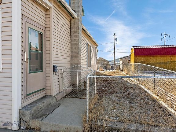 3rd image of 1312 Farrell St