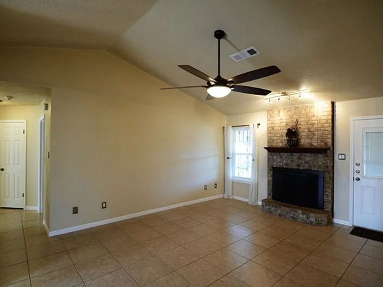 2503 Lain Dr — Photo 4