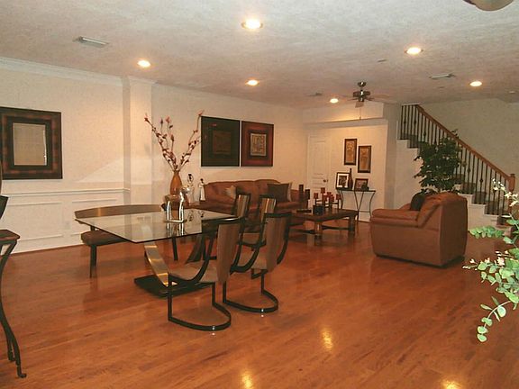 Spacious and open living and dining room. PErfect for entertainment.