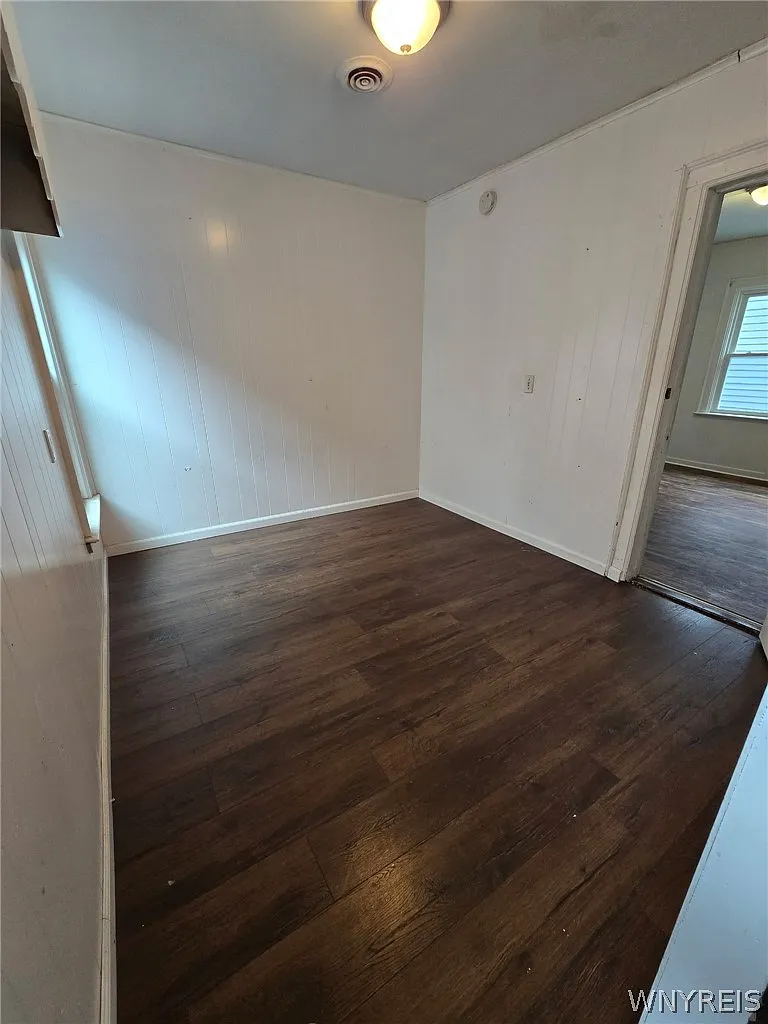 3 bed, 1.0 bath, 2376 sqft, $1,300 — Photo 3