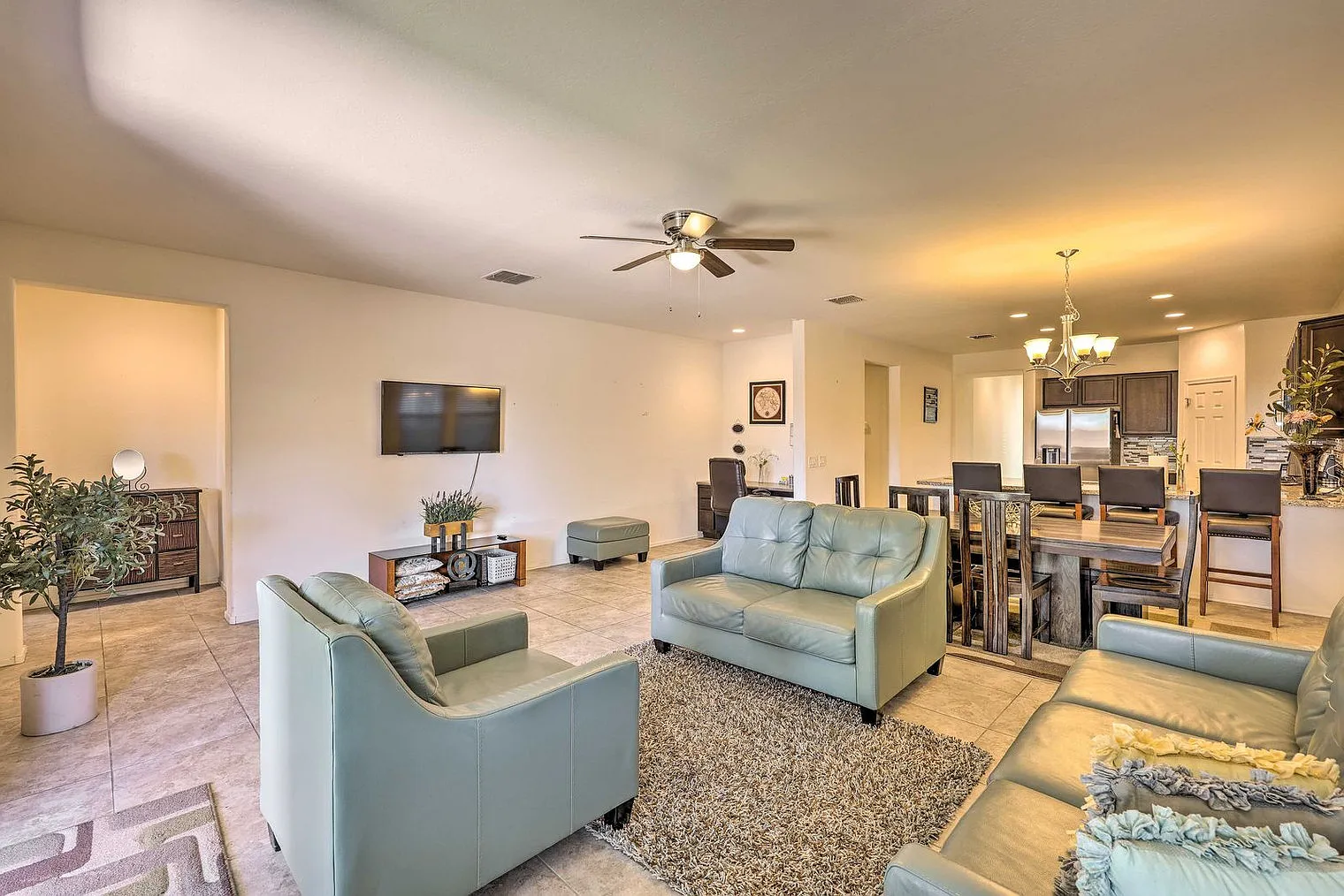 4 bed, 2.0 bath, 1689 sqft, $5,611 — Photo 3