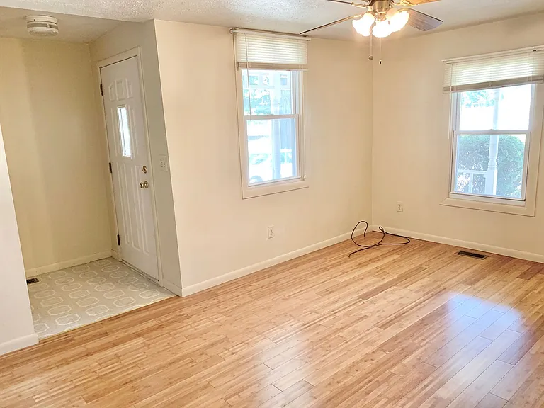 215 W Lorain St — Photo 10