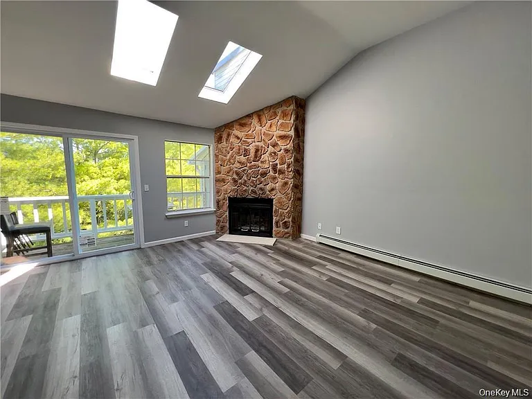 17 Lexington Hl #12 — Photo 3