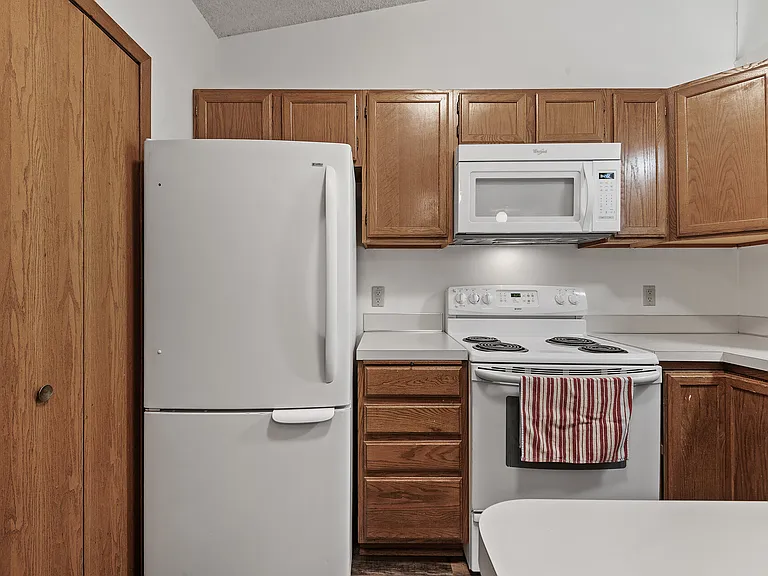797 Parkside Dr — Photo 4