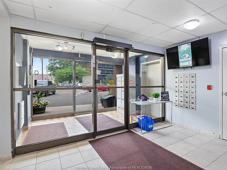 3950 Wyandotte St E #306 — Photo 3