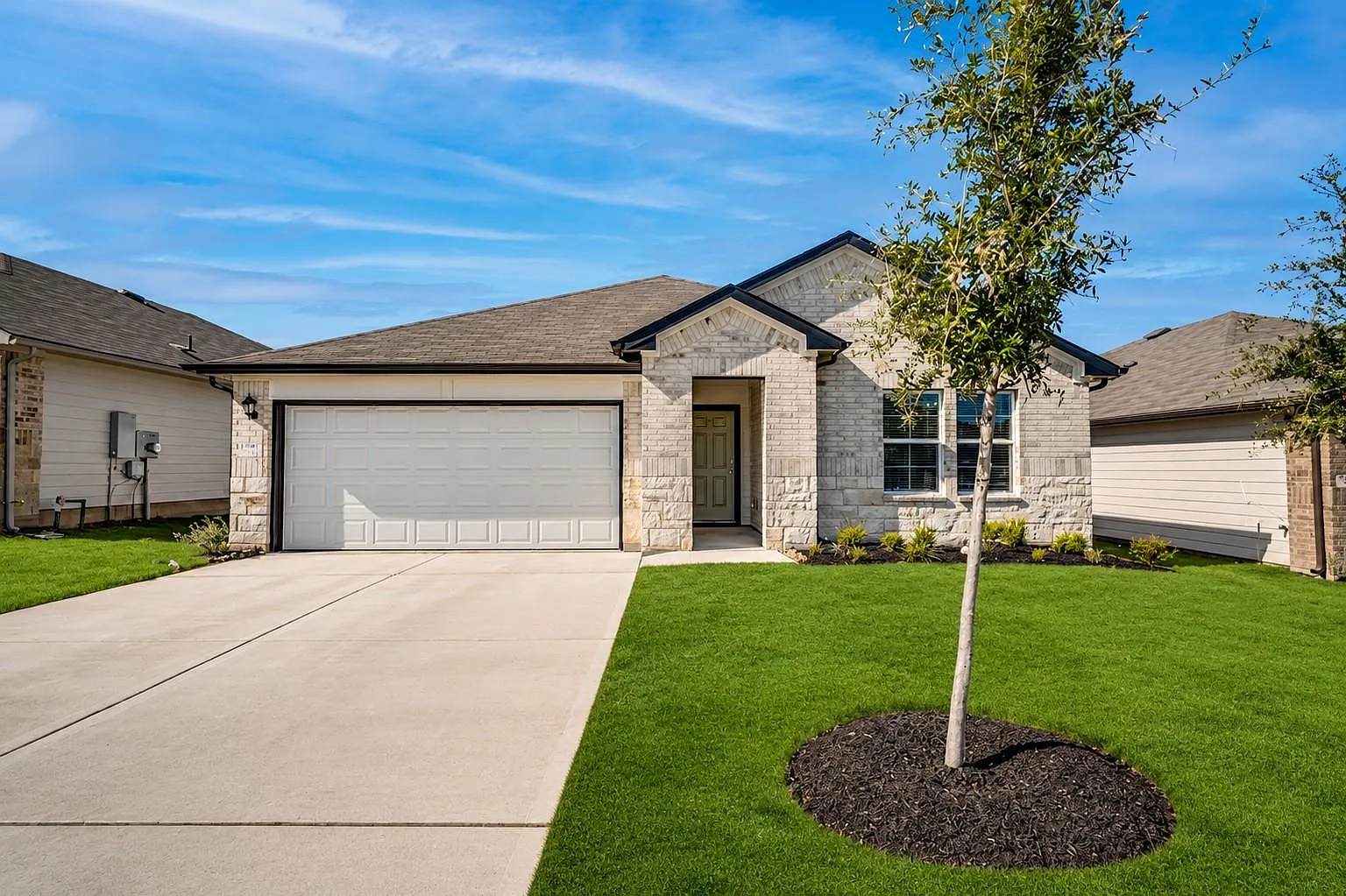 4 bed, 2.0 bath, 1832 sqft, $1,795 — Photo 1