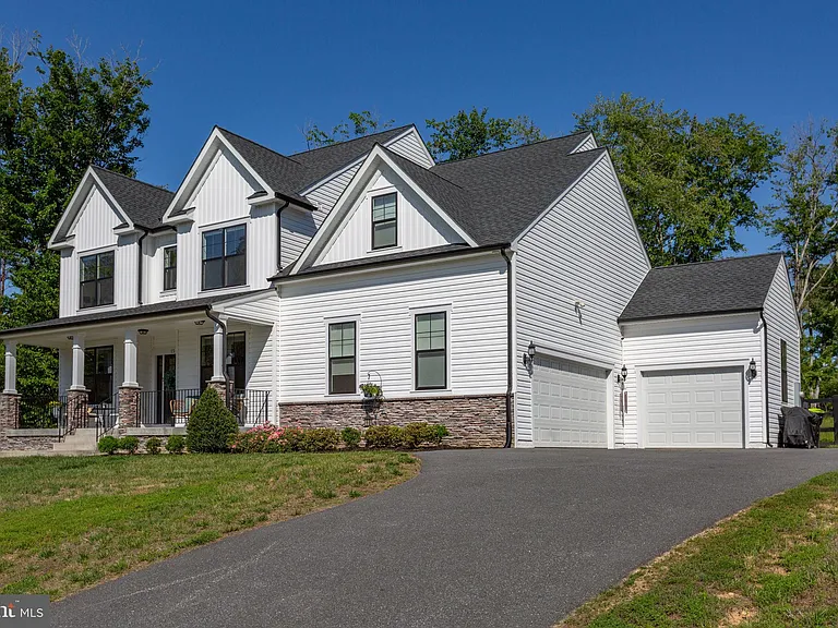 15 Grove Ln — Photo 2