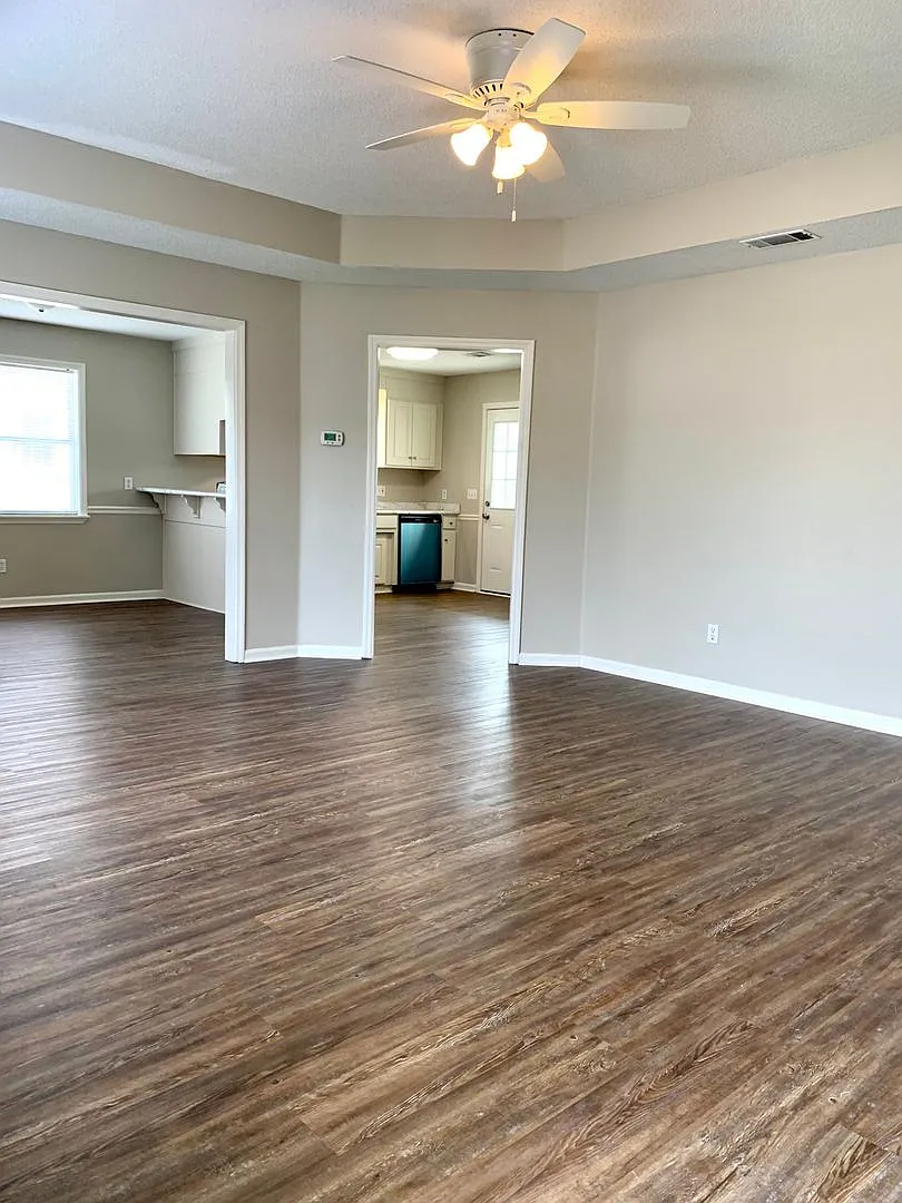 3BD/2B Renovated Home in Blue Pool Subdivision — Photo 2