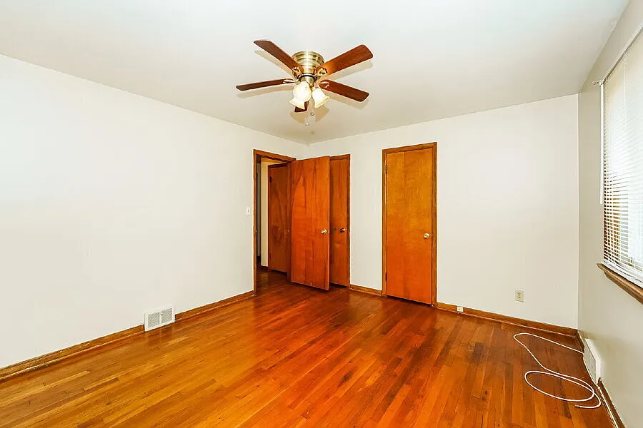 3-Bedroom Home with A/C, Fridge and Stove in Broadview Heights — Photo 4