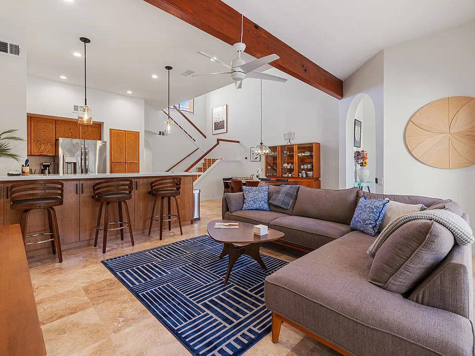 49031 Mariposa Dr