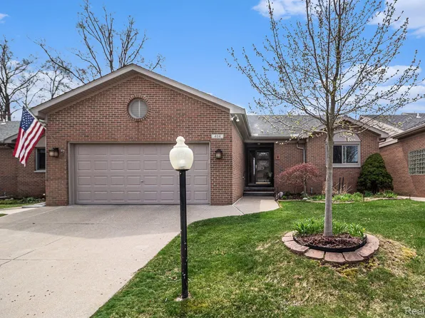 404 Walnut Dr #34, South Lyon, MI 48178