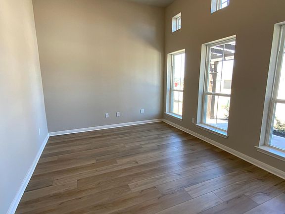 4th image of 809 Fallbrook Dr