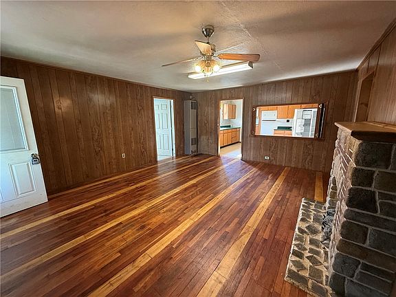 4th image of 113 Catlin Ave