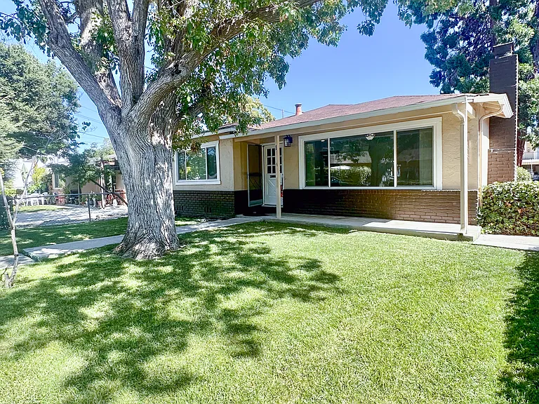 655 Mariposa Ave — Photo 5