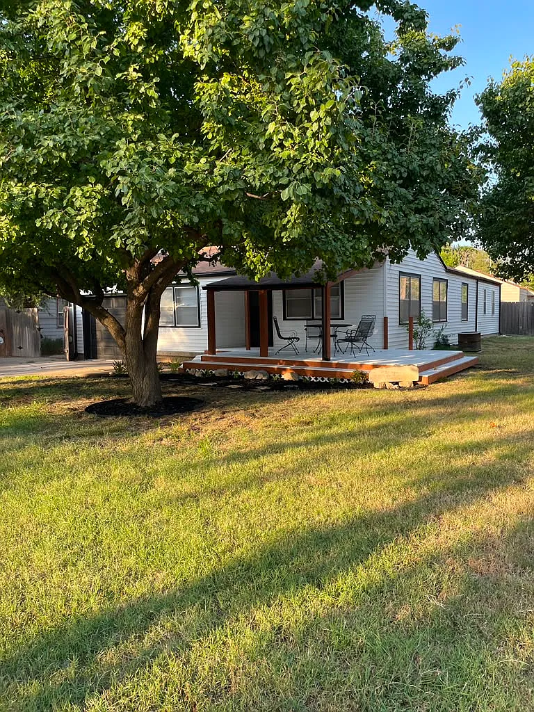 4 bed, 1350 sqft, $1,600 — Photo 1