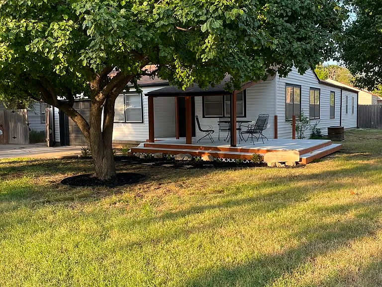 1150 S Saint Clair Ave — Photo 1