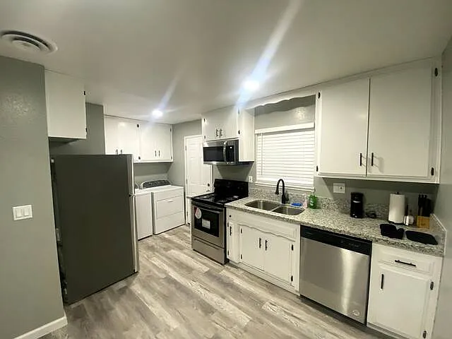 519 E Ridgecrest Blvd 4-Plex — Photo 2