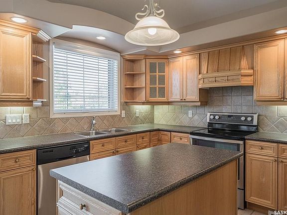 3rd image of 226 Horlick CRESCENT