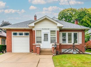 308 McKinley Ave, Libertyville, IL 60048