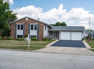 725 Texas St, Elk Grove Village, IL 60007