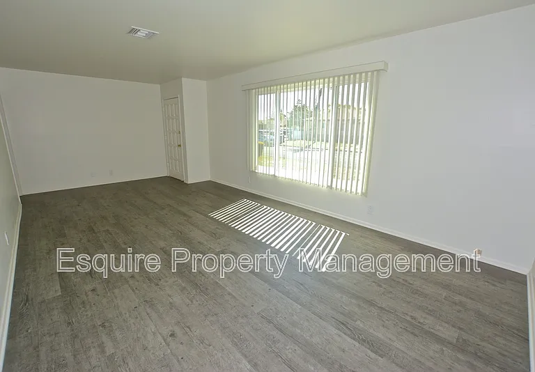 391 Harvard St — Photo 2