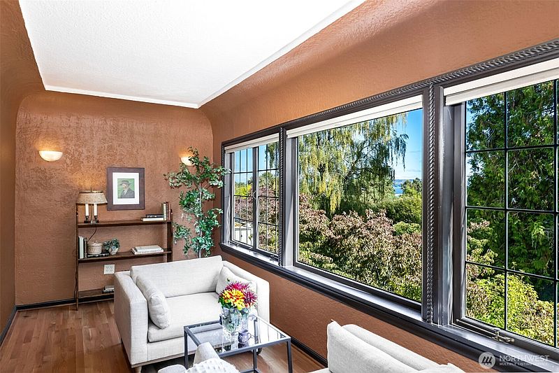 5th image of 2324 34th Avenue S