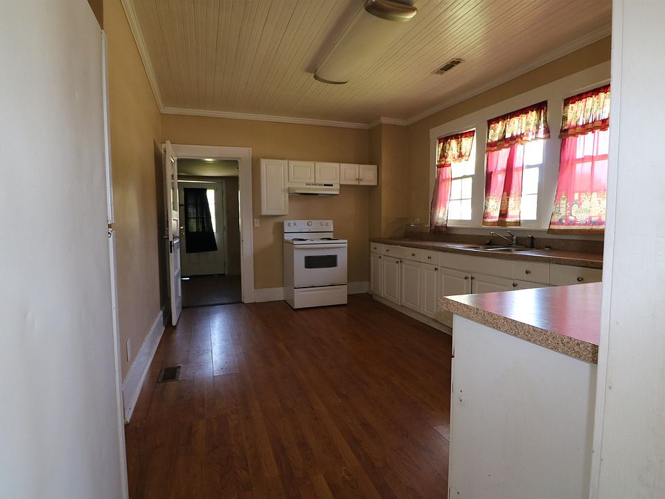 7th image of 302 S Main St.