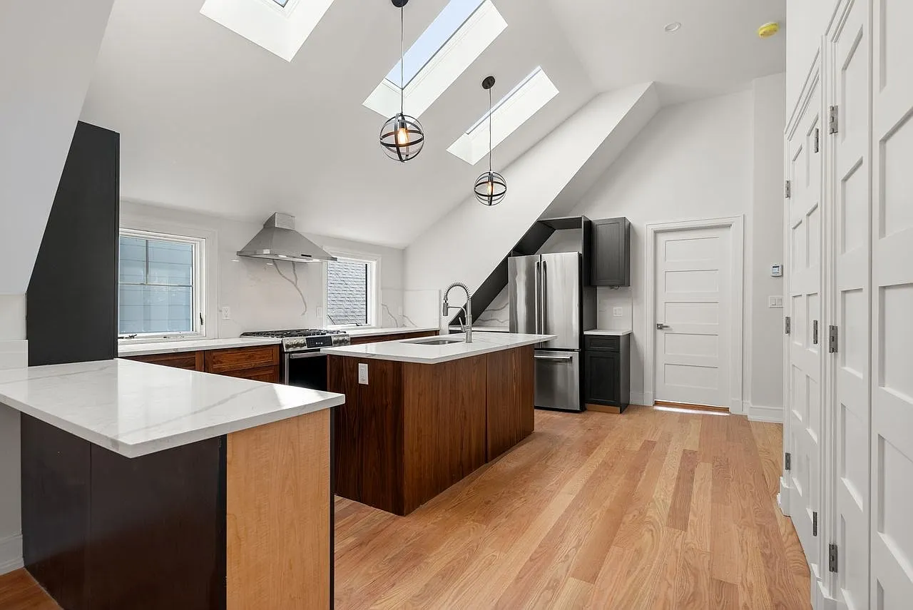 2 bed, 1150 sqft, $2,250 — Photo 3