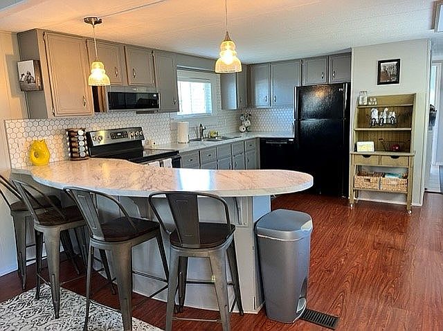 All kitchen appliances stay