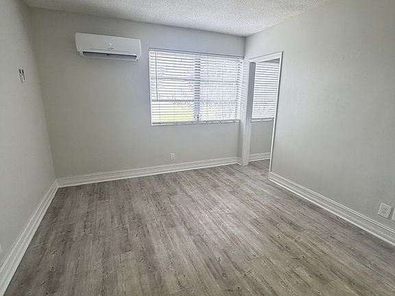 5th image of 1931 NE 51st St #27