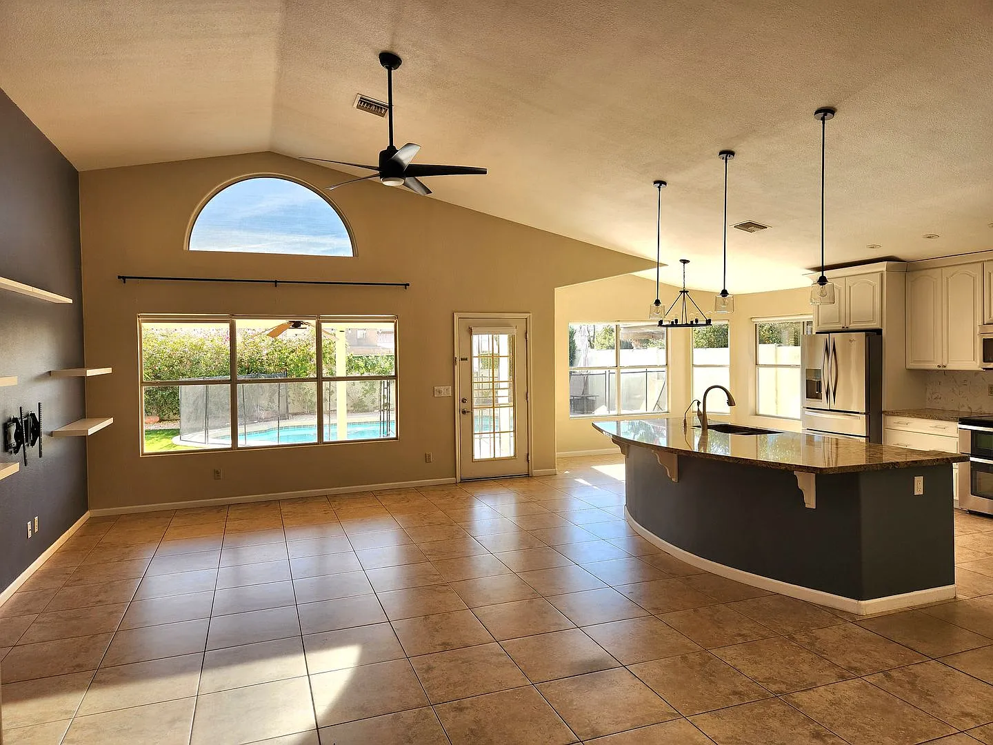 3 Bedroom/2 Bath In Phoenix! No HOA & Private Pool — Photo 2