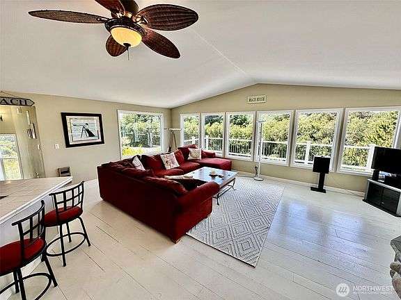 5th image of 530 Sand Dune Ave SW