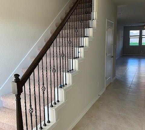 3rd image of 141 Thornless Cir