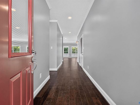 4th image of 170 Glen Oaks Cir