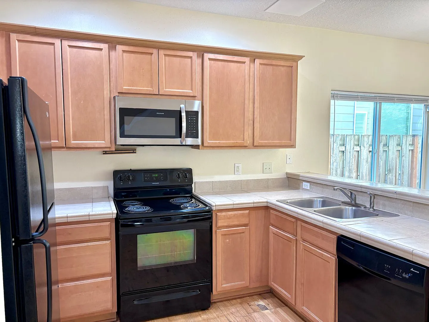 St. Johns Spacious Single Family Home with Fully Fenced Backyard and Gas Fireplace — Photo 3