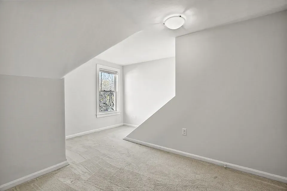 Building Photo - 98 Sycamore St #B