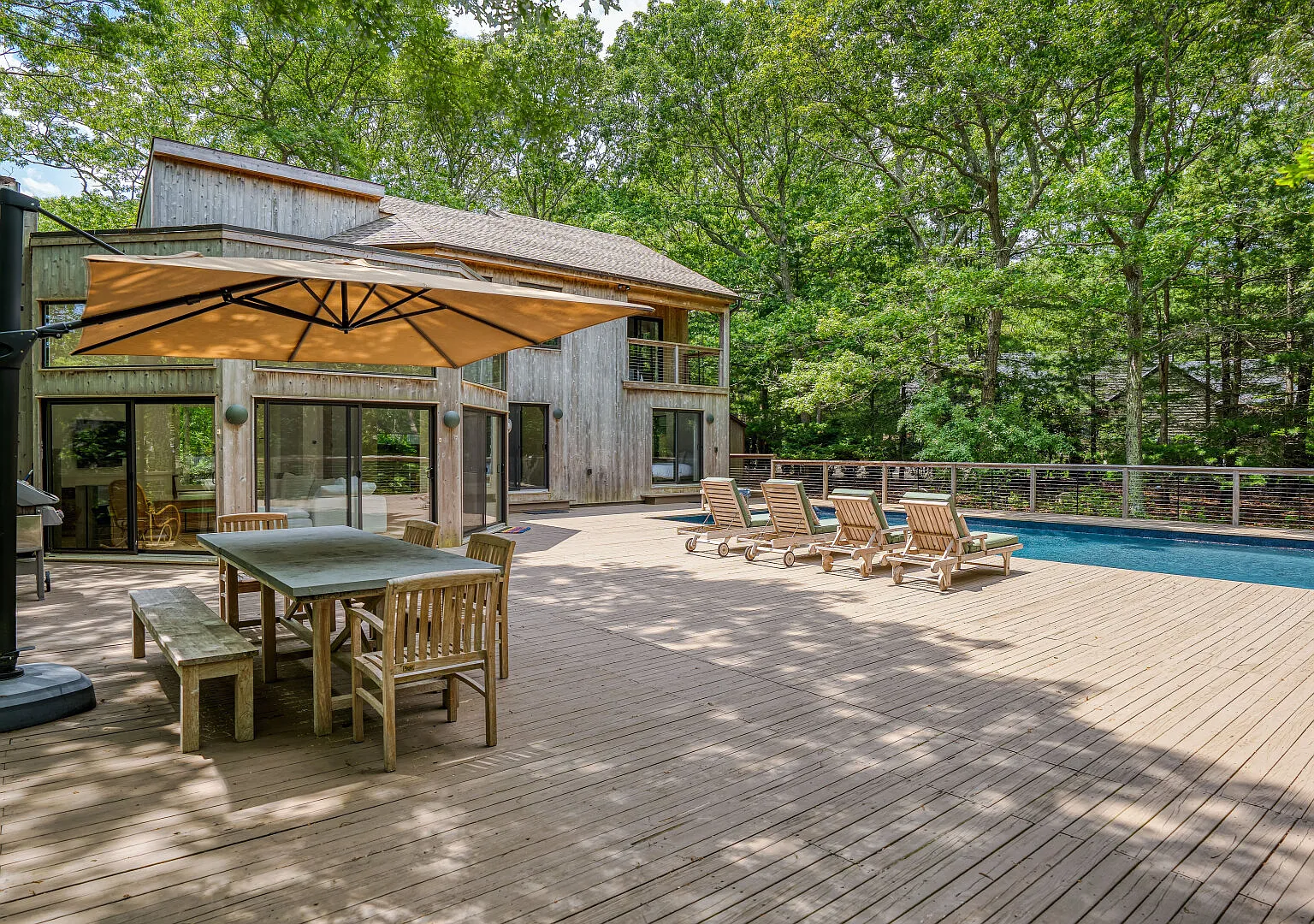 Contemporary and serene estate with heated saltwater pool — Photo 2