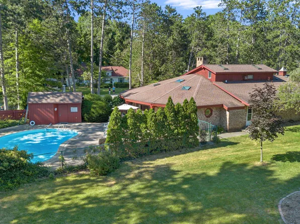 13905 Lakewood Dr, Three Oaks, MI 49128