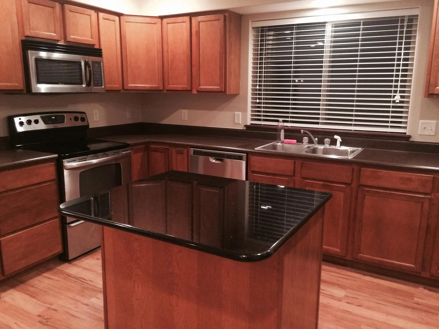 3 bed, 2.5 bath, 1641 sqft, $1,750 — Photo 3