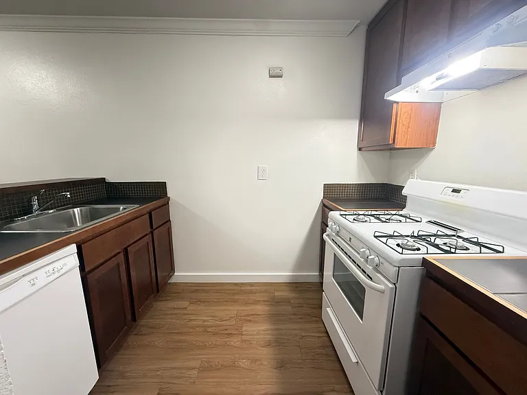 Lorrain Apartments — Photo 11