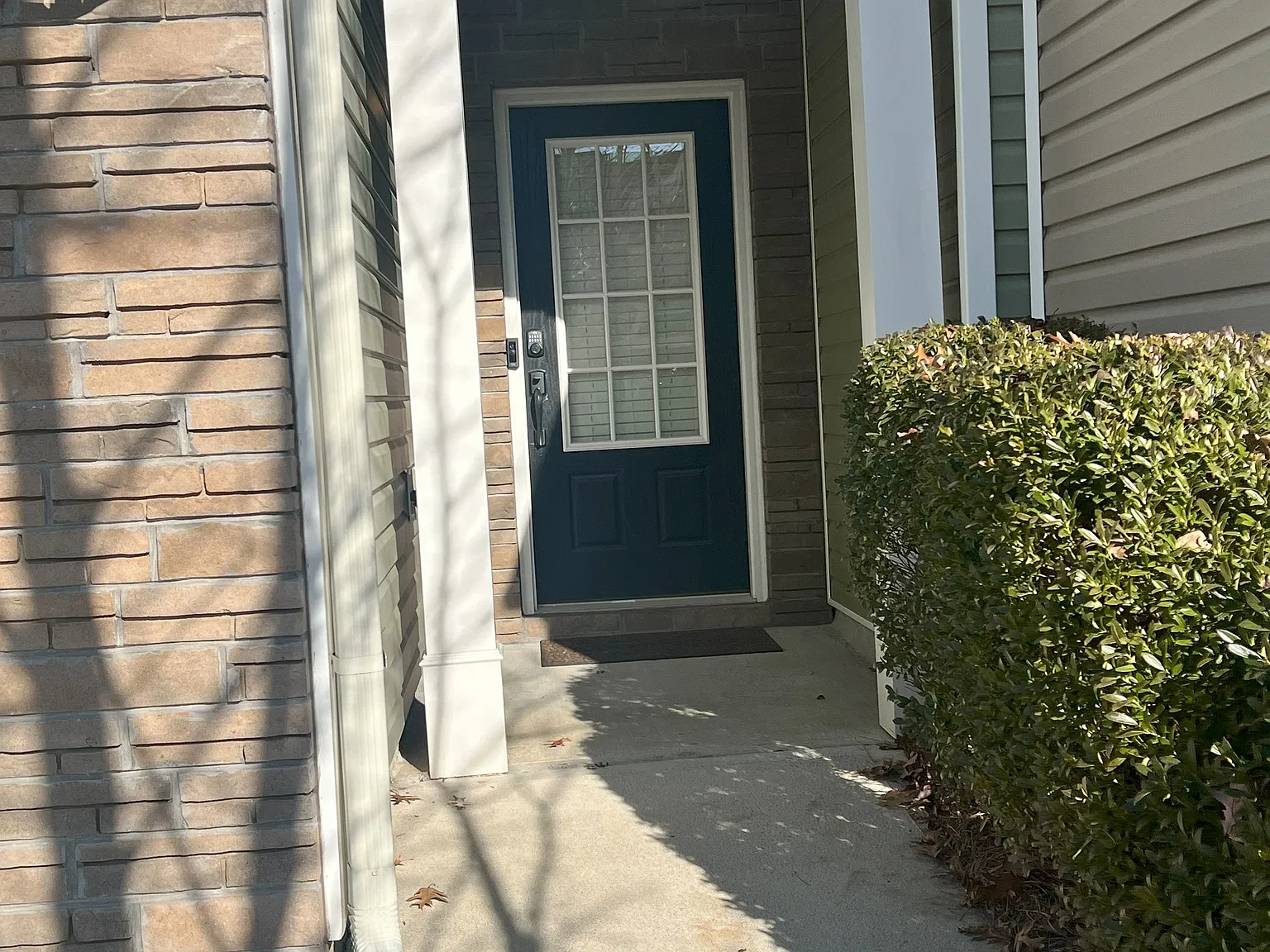 3 bed, 2012 sqft, $2,200 — Photo 2