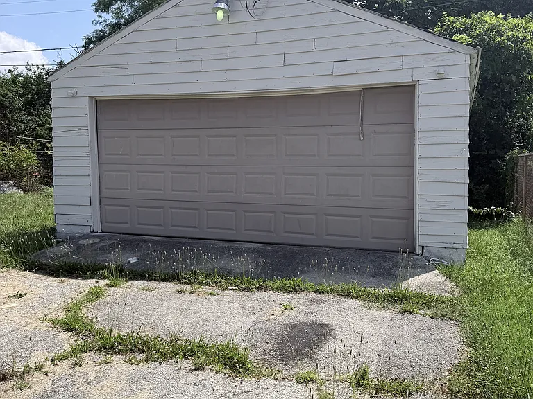 2440 Ulrich Ave — Photo 10
