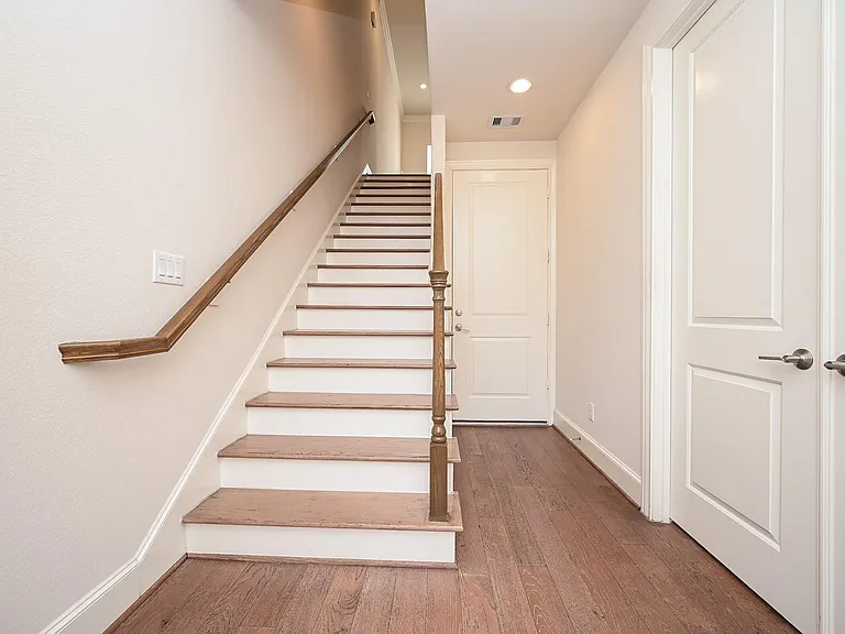 9546 London Bridge Sta — Photo 8