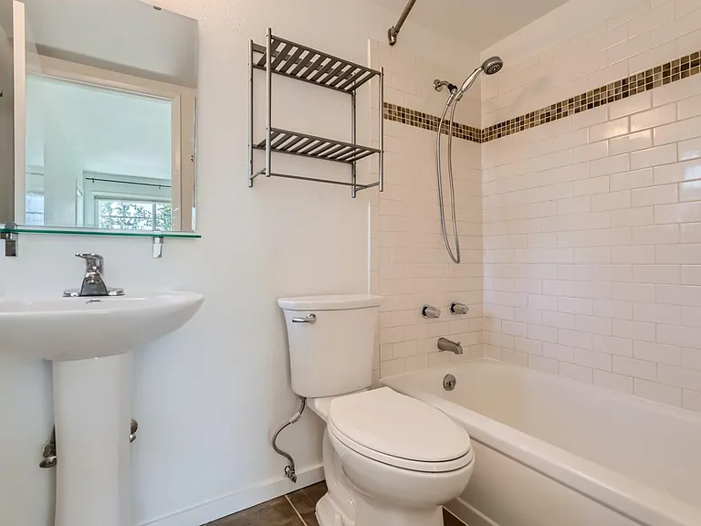 301 22nd Ave E #3A — Photo 5