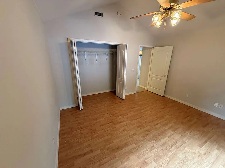 111 E Rock St — Photo 15
