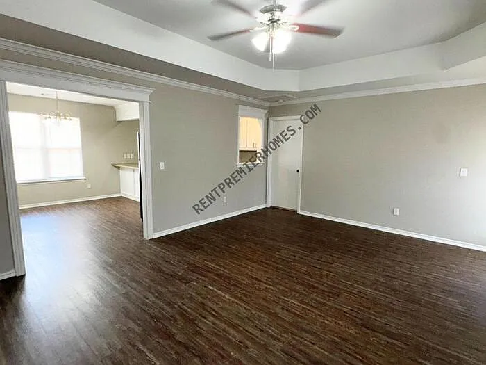 3 bed, 2.0 bath, 1718 sqft, $1,695 — Photo 4