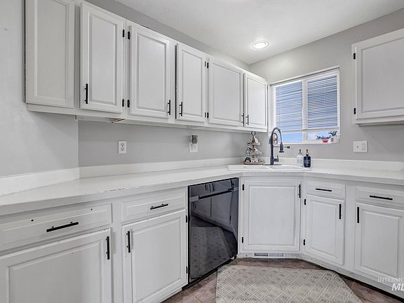 4th image of 1465 Vista Dr