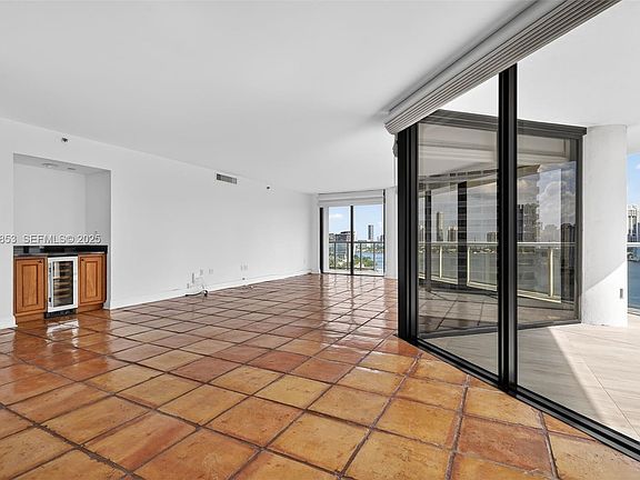 4th image of 4000 Island Blvd #1507