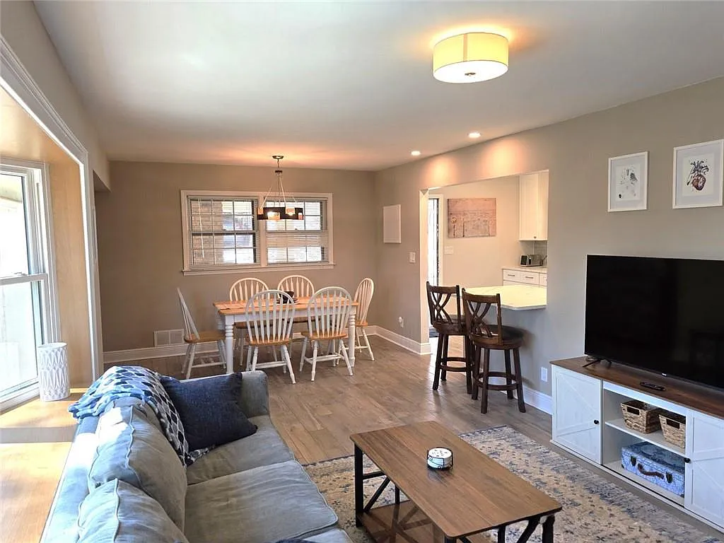 4 bed, 2.5 bath, $3,800 — Photo 3