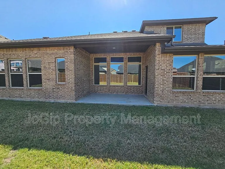 1740 Jamestown Dr — Photo 6